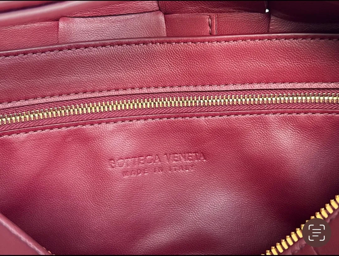 #B家 New model is coming! 709360 BRICK CASSETTE armpit bag, the traditional woven logo is instantly recognizable✅ Large grid weaving has always been fashionable, and the armpit bag is even more fashionable and foreign-style. Elegant big brick 🧱 Sheepskin material is light and comfortable, with a huge sense of capacity and space. Dark layer inside. Practical interior and fashionable appearance design. Durability and temperament coexist. Elegant big brick. Come and plant the same underarm bag from star Zhou Yutong! Dimensions: 28x14x10